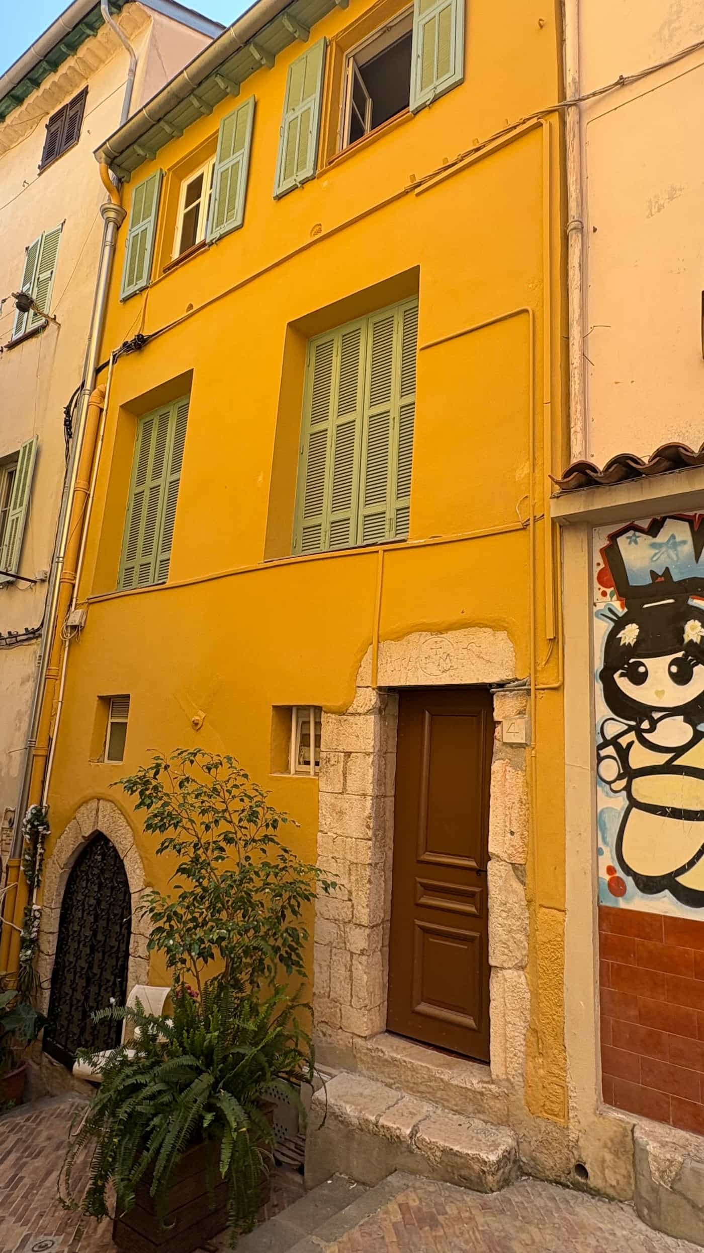 Façade après ravalement Villefranche-sur-Mer – AG RENOV NISSA