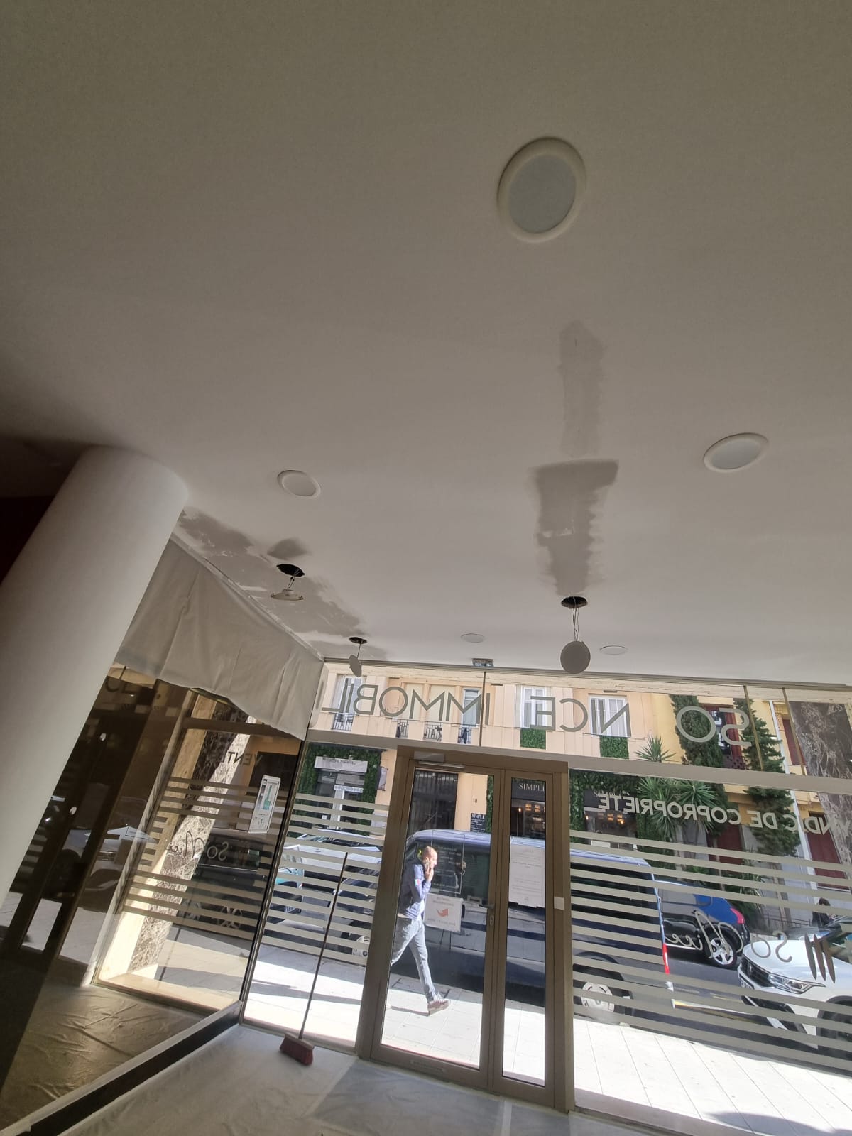 Bureau avant rénovation Nice – dégâts plafond – AG RENOV NISSA
